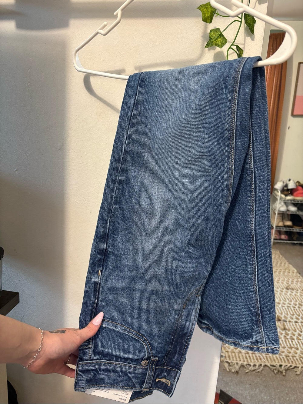 American Eagle Outfitters Straight Leg Jeans in Medium Blue Wash